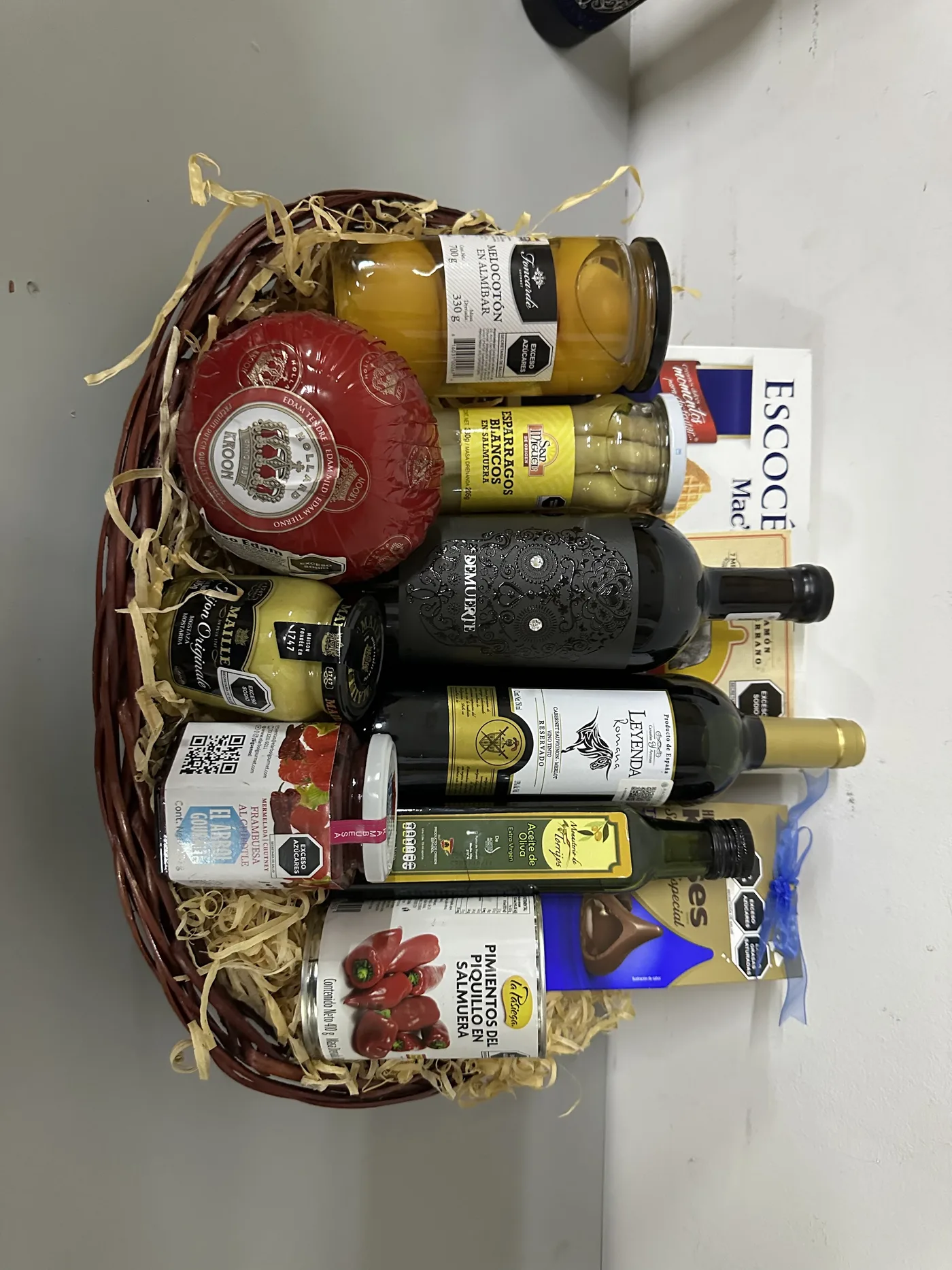 Pedido por volumen de cajas navideñas corporativas listo para entregarse